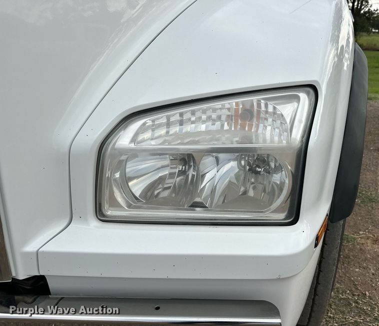 image for item EJ4933 2016 Kenworth  T880 dump truck