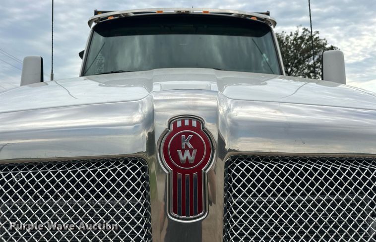 image for item EJ4933 2016 Kenworth  T880 dump truck