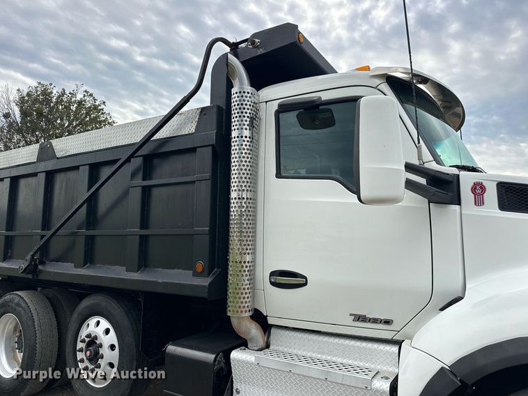 image for item EJ4933 2016 Kenworth  T880 dump truck