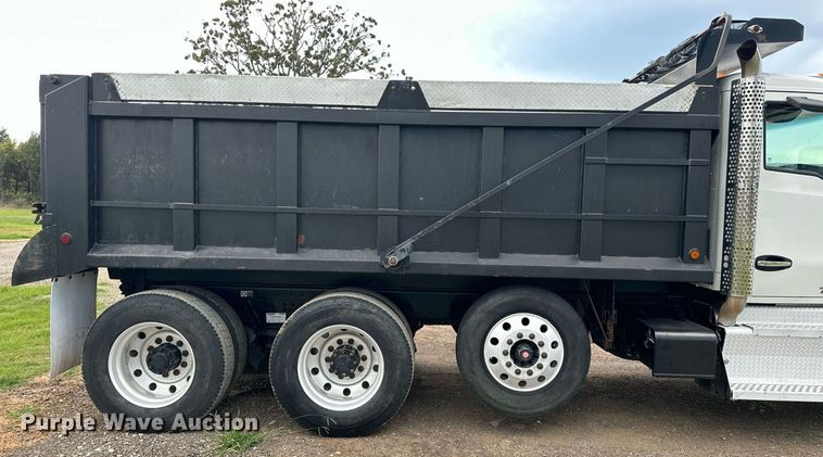 image for item EJ4933 2016 Kenworth  T880 dump truck
