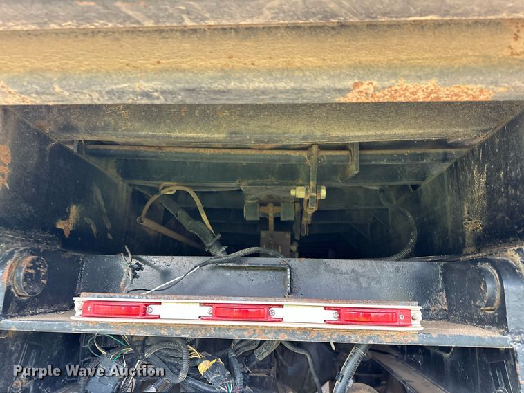 image for item EJ4933 2016 Kenworth  T880 dump truck