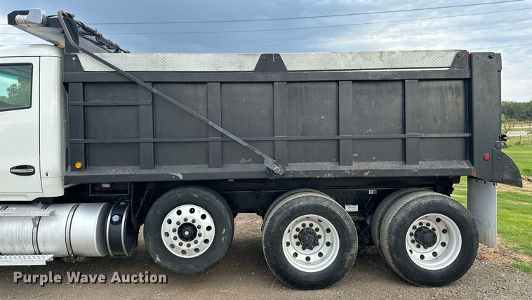 image for item EJ4933 2016 Kenworth  T880 dump truck