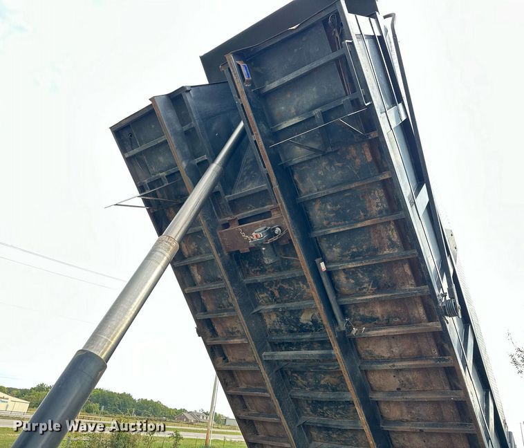 image for item EJ4933 2016 Kenworth  T880 dump truck