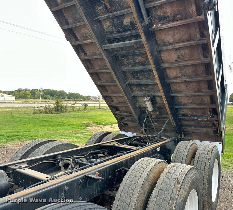 image for item EJ4933 2016 Kenworth  T880 dump truck