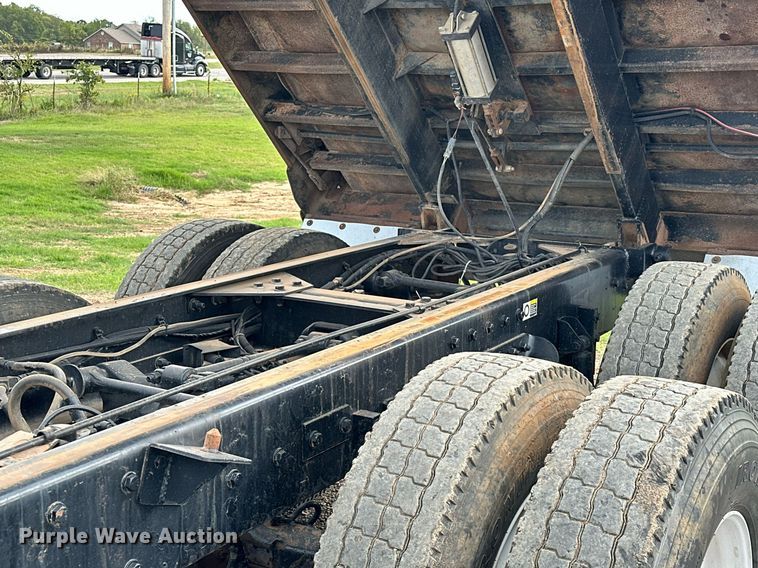 image for item EJ4933 2016 Kenworth  T880 dump truck