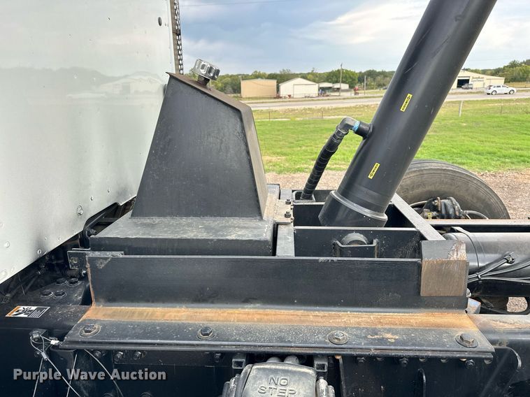 image for item EJ4933 2016 Kenworth  T880 dump truck