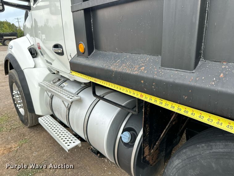 image for item EJ4933 2016 Kenworth  T880 dump truck