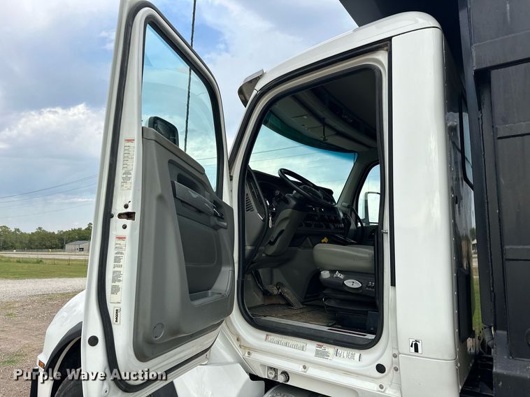 image for item EJ4933 2016 Kenworth  T880 dump truck