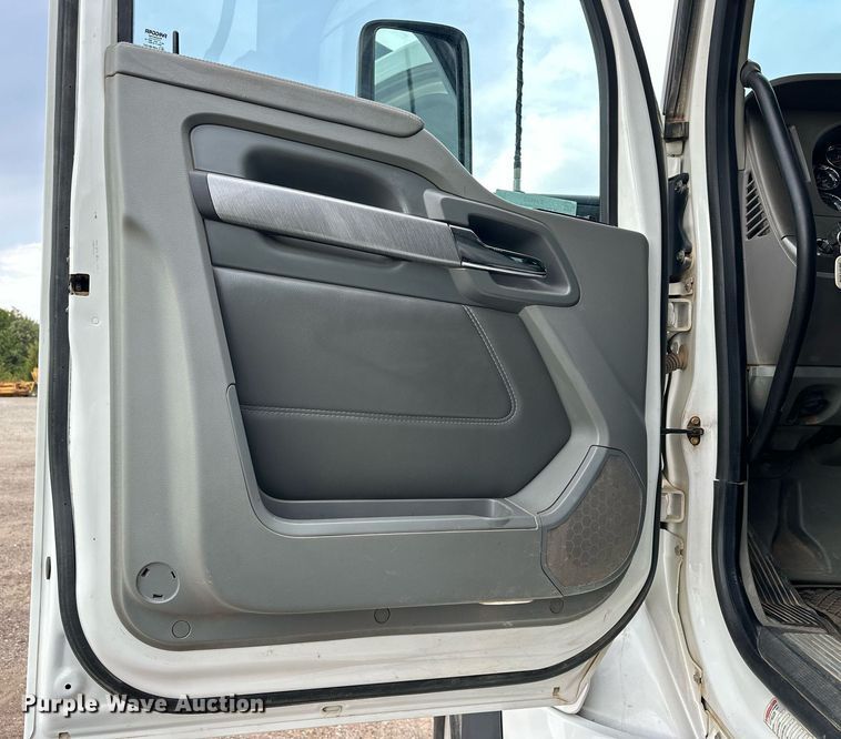 image for item EJ4933 2016 Kenworth  T880 dump truck