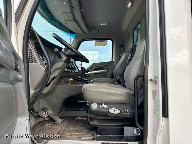 image for item EJ4933 2016 Kenworth  T880 dump truck