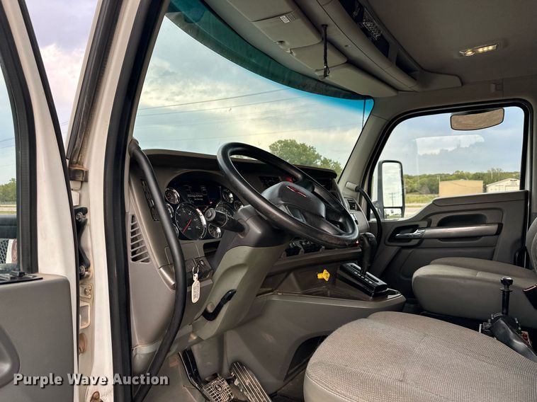 image for item EJ4933 2016 Kenworth  T880 dump truck