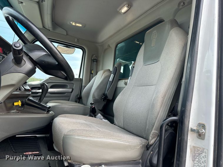 image for item EJ4933 2016 Kenworth  T880 dump truck