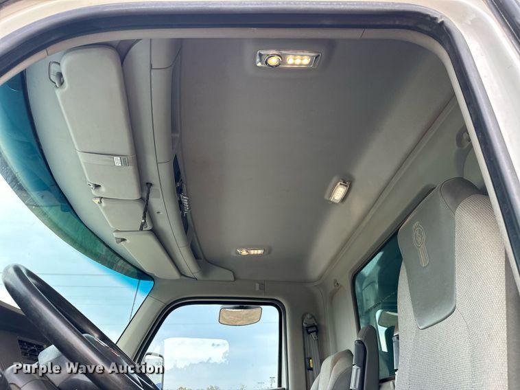 image for item EJ4933 2016 Kenworth  T880 dump truck