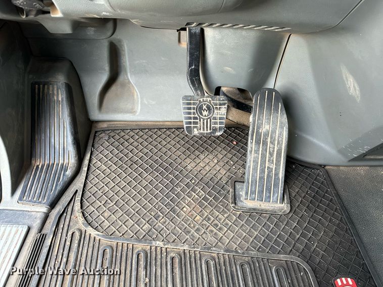 image for item EJ4933 2016 Kenworth  T880 dump truck