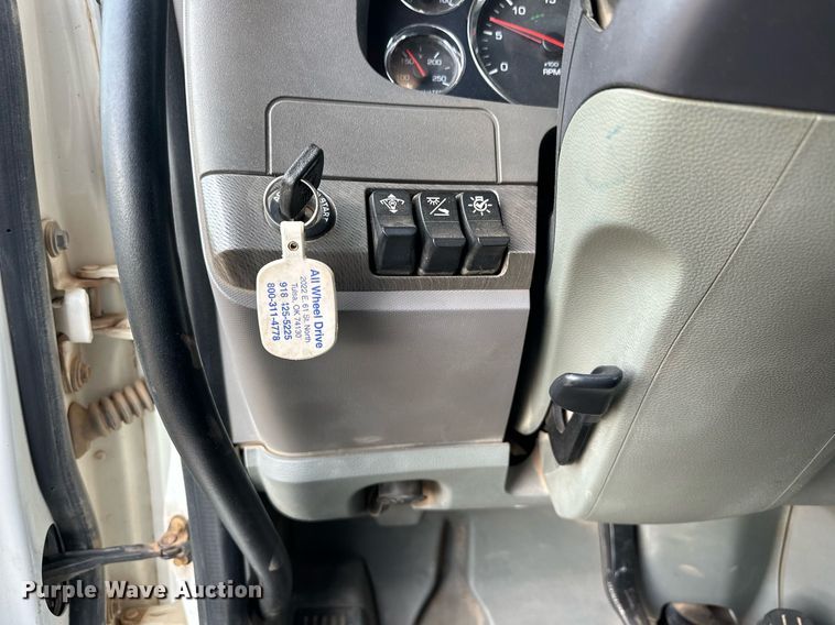 image for item EJ4933 2016 Kenworth  T880 dump truck