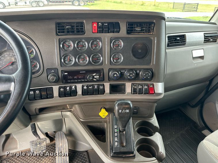 image for item EJ4933 2016 Kenworth  T880 dump truck