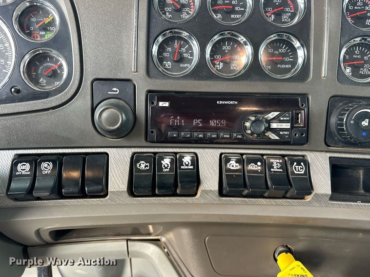 image for item EJ4933 2016 Kenworth  T880 dump truck