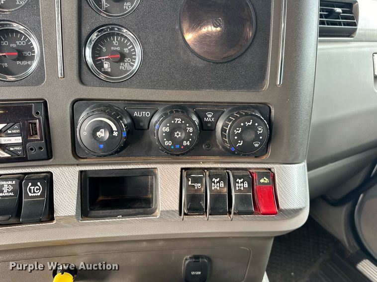 image for item EJ4933 2016 Kenworth  T880 dump truck