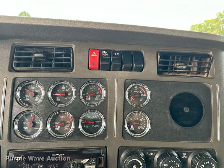 image for item EJ4933 2016 Kenworth  T880 dump truck