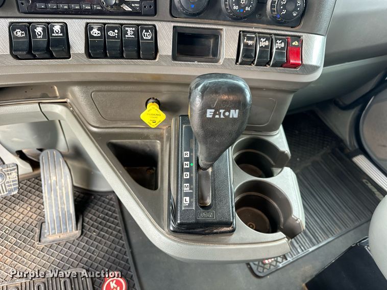 image for item EJ4933 2016 Kenworth  T880 dump truck