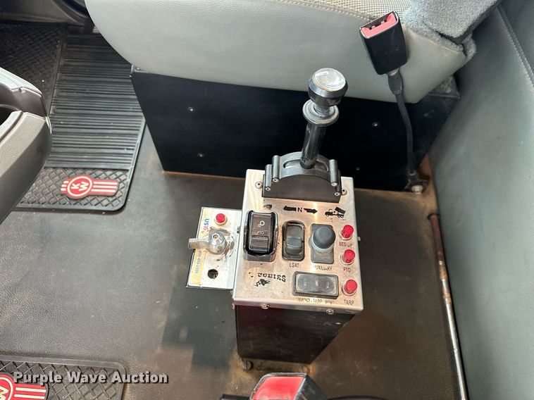 image for item EJ4933 2016 Kenworth  T880 dump truck