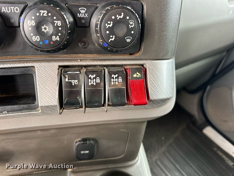 image for item EJ4933 2016 Kenworth  T880 dump truck