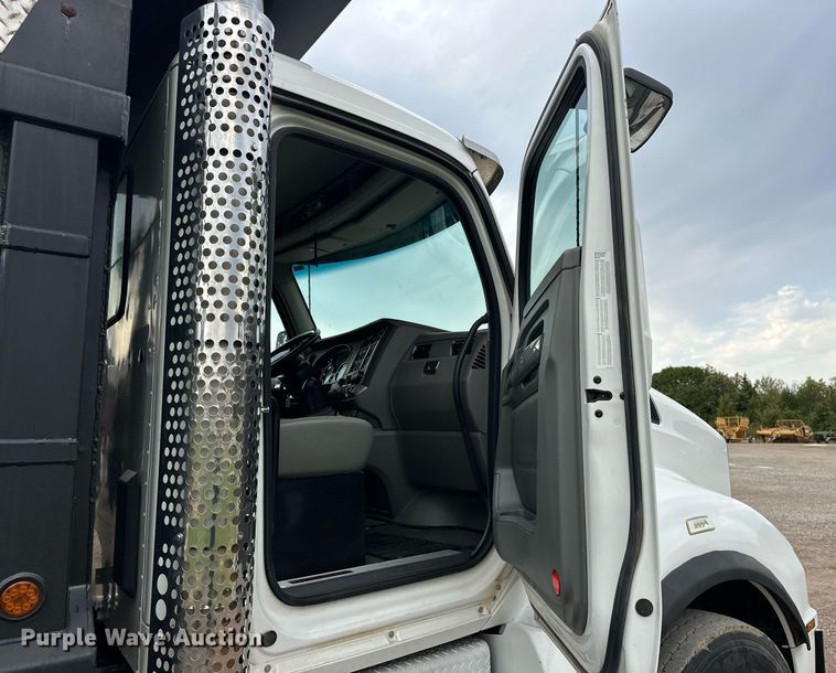 image for item EJ4933 2016 Kenworth  T880 dump truck