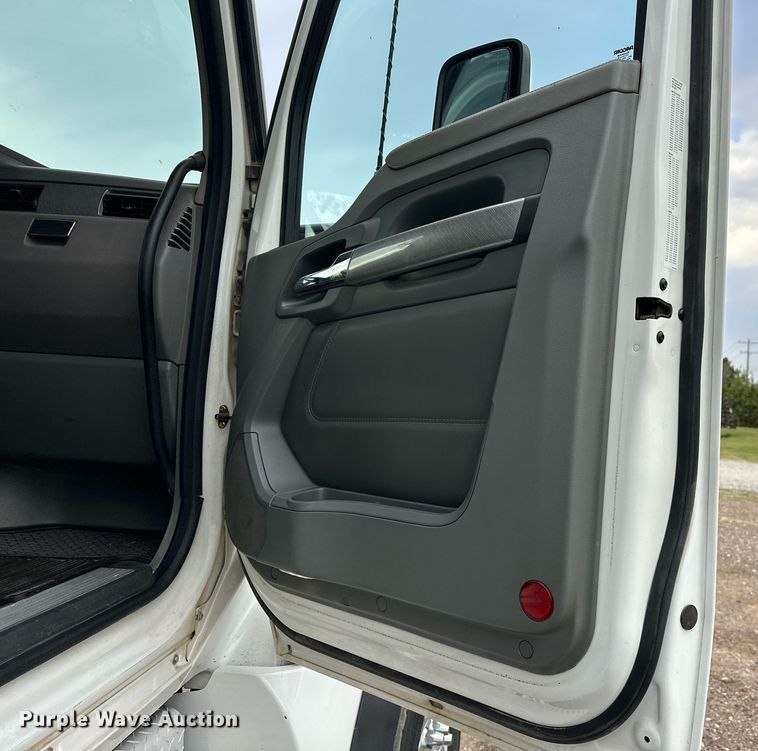 image for item EJ4933 2016 Kenworth  T880 dump truck