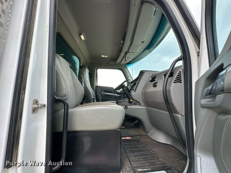 image for item EJ4933 2016 Kenworth  T880 dump truck