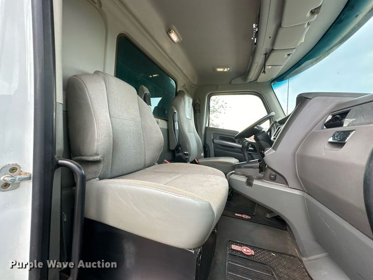 image for item EJ4933 2016 Kenworth  T880 dump truck