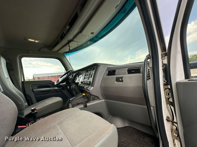 image for item EJ4933 2016 Kenworth  T880 dump truck