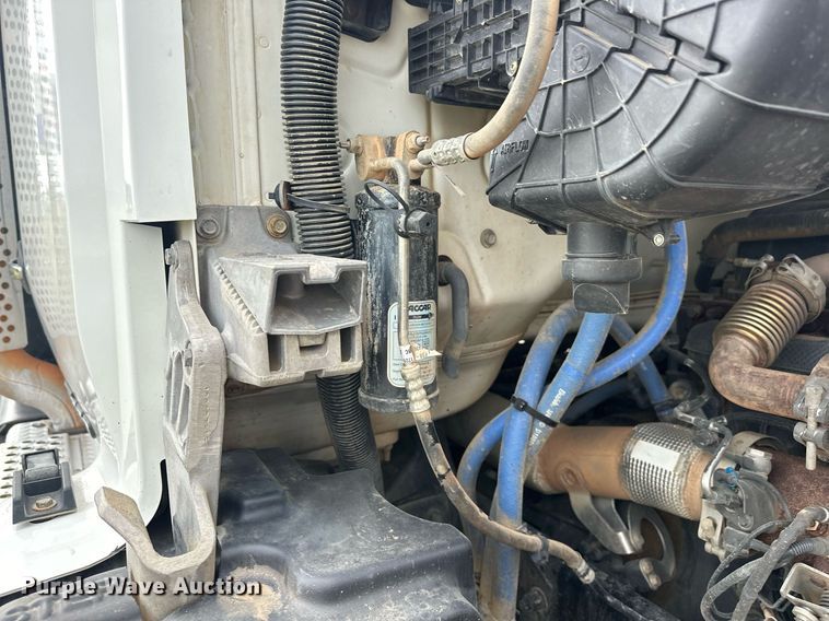 image for item EJ4933 2016 Kenworth  T880 dump truck