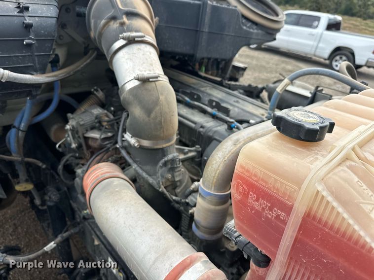 image for item EJ4933 2016 Kenworth  T880 dump truck