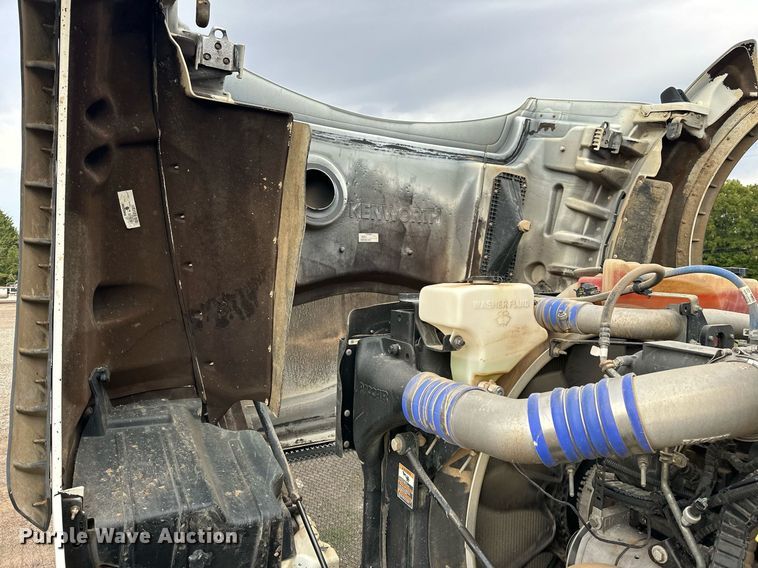 image for item EJ4933 2016 Kenworth  T880 dump truck