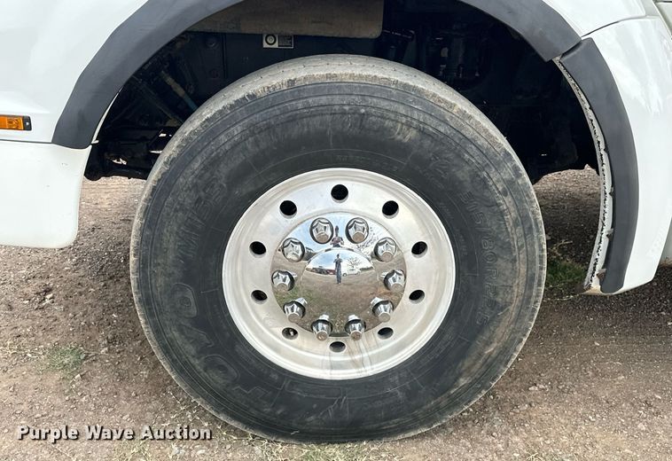 image for item EJ4933 2016 Kenworth  T880 dump truck