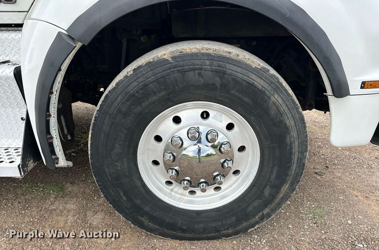 image for item EJ4933 2016 Kenworth  T880 dump truck