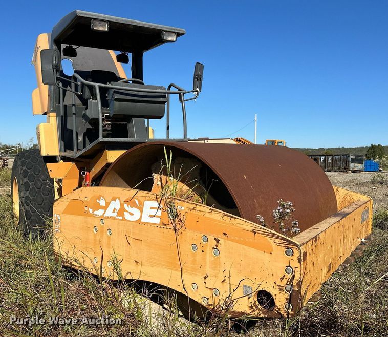 image for item EJ4995 2007 Case SV212 single drum vibratory roller