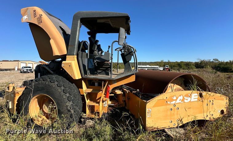 image for item EJ4995 2007 Case SV212 single drum vibratory roller