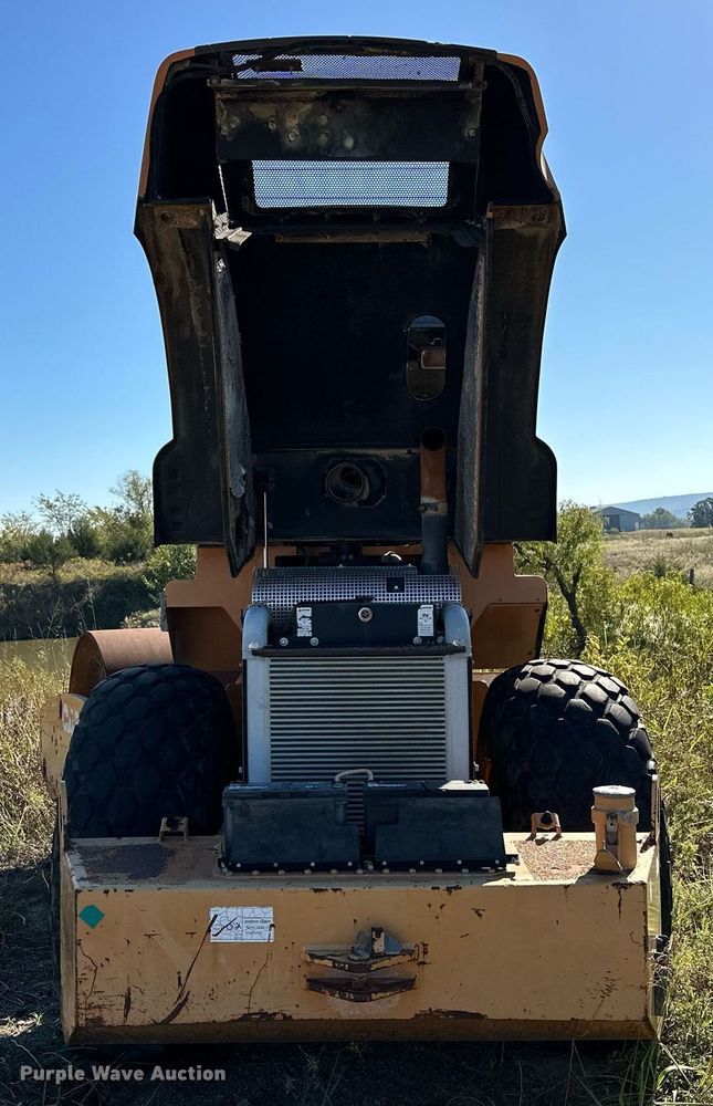 image for item EJ4995 2007 Case SV212 single drum vibratory roller