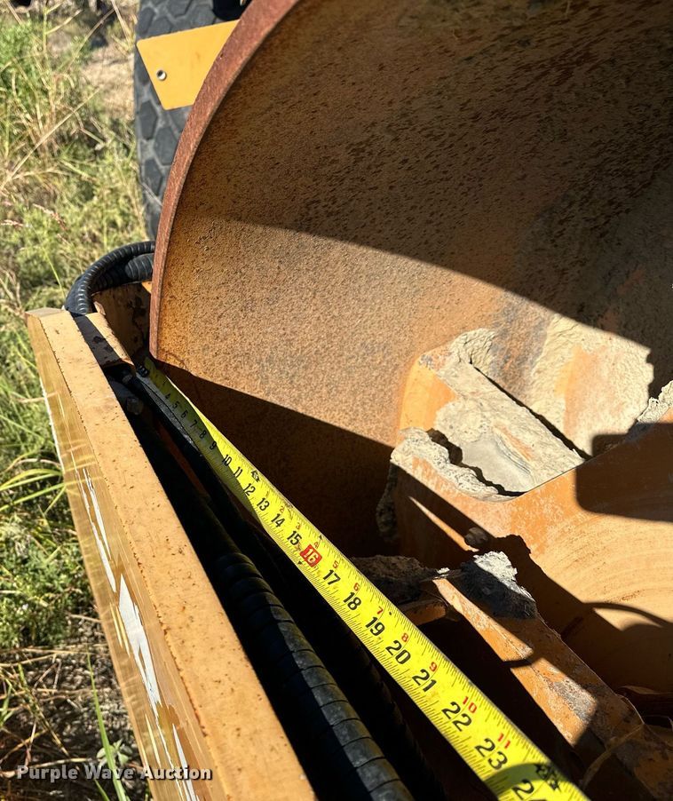 image for item EJ4995 2007 Case SV212 single drum vibratory roller