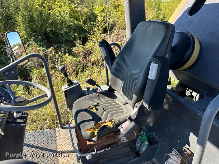 image for item EJ4995 2007 Case SV212 single drum vibratory roller