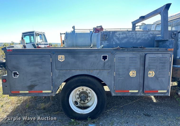 image for item EJ4998 1989 International  S1600 Crew Cab utility / service truck