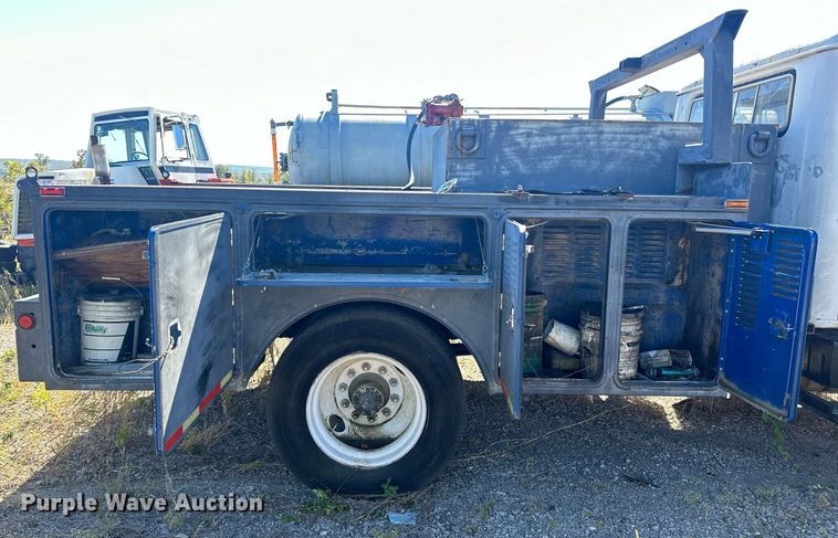 image for item EJ4998 1989 International  S1600 Crew Cab utility / service truck