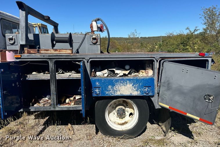 image for item EJ4998 1989 International  S1600 Crew Cab utility / service truck