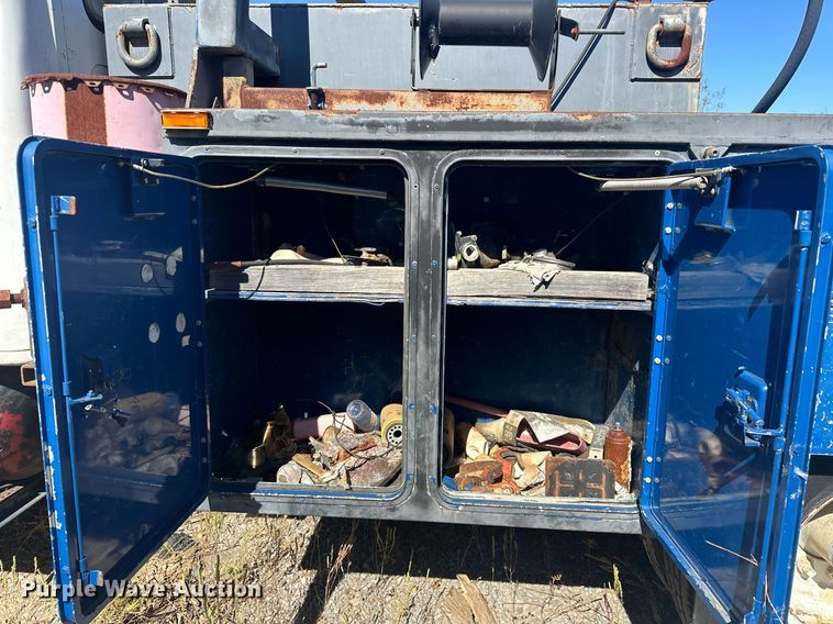 image for item EJ4998 1989 International  S1600 Crew Cab utility / service truck