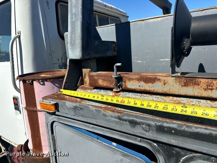 image for item EJ4998 1989 International  S1600 Crew Cab utility / service truck