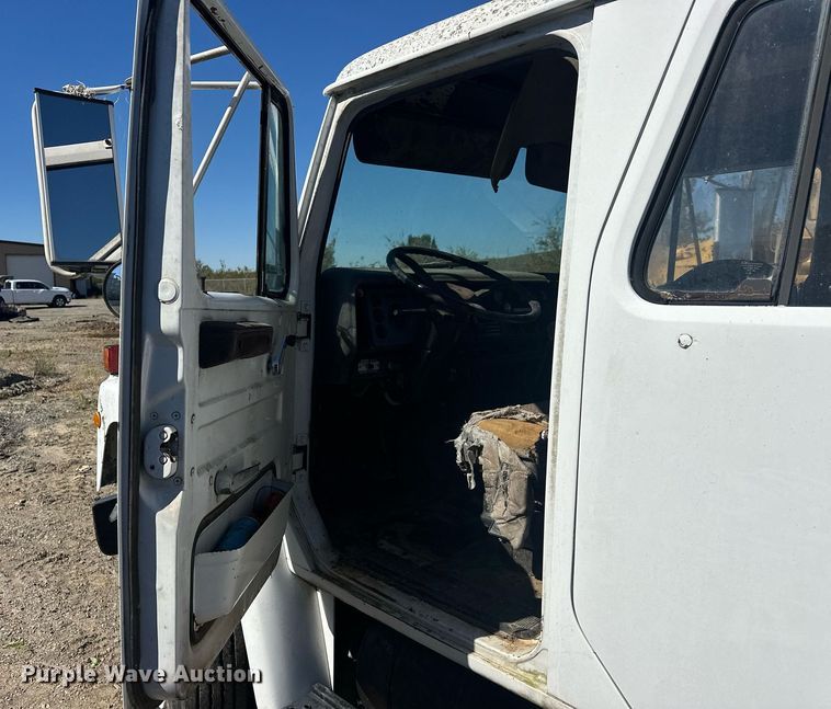 image for item EJ4998 1989 International  S1600 Crew Cab utility / service truck