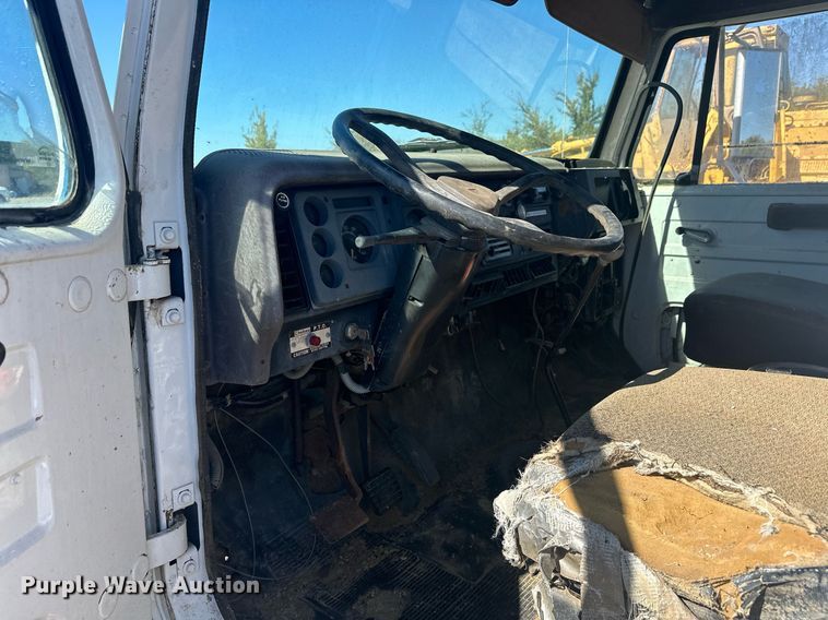 image for item EJ4998 1989 International  S1600 Crew Cab utility / service truck