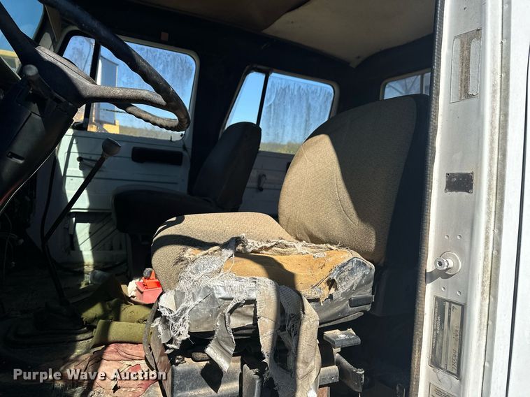 image for item EJ4998 1989 International  S1600 Crew Cab utility / service truck