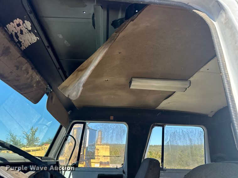 image for item EJ4998 1989 International  S1600 Crew Cab utility / service truck